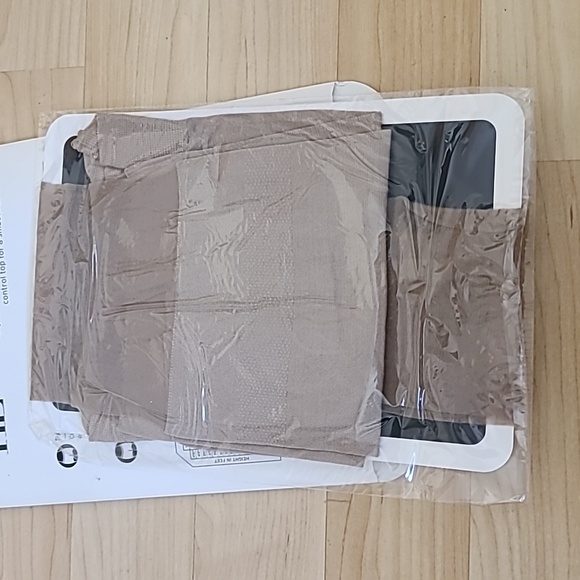 Nordstrom Everyday Sheer Pantyhose Stockings Control Top Light Beige Size B - Picture 4 of 5